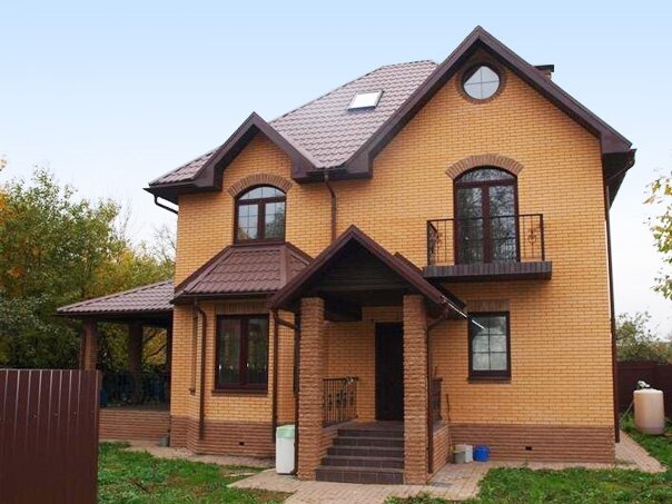 Дом из кирпича с мансардой в Санкт-Петербурге
